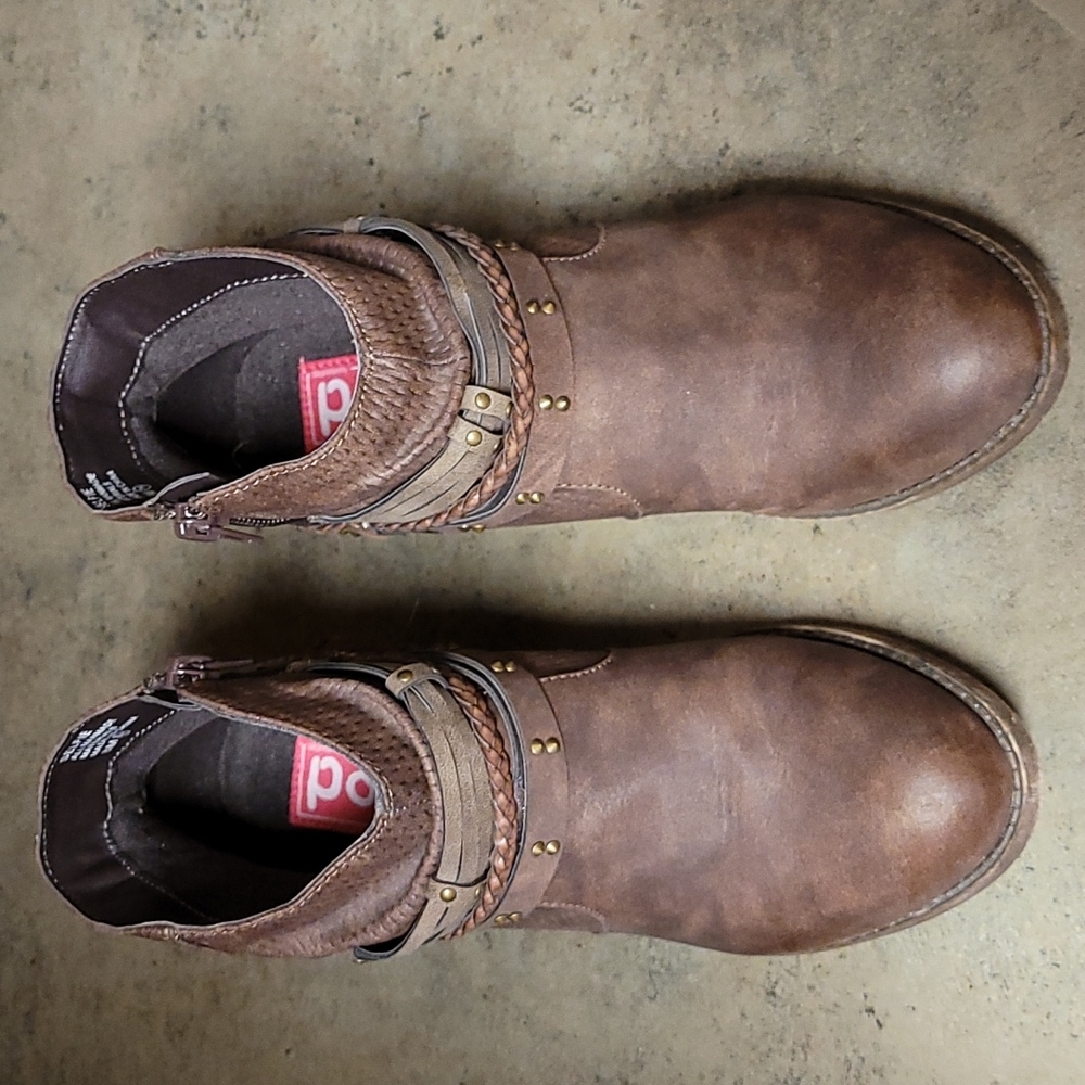 Cocoa brown women's bootie. Size 8 medium